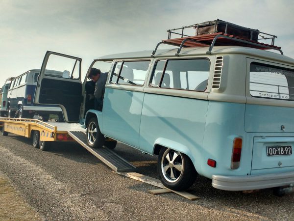 lichtblauwe Volkswagen-bus huren